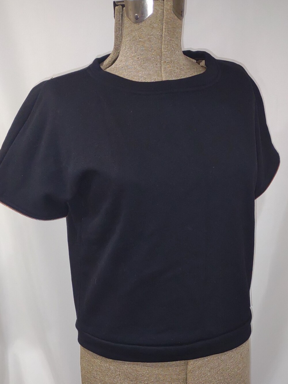 LIME AND VINE SHORT BLACK SLEEVE SWEATSHIRT WITH COPPER ZIPPER SLEEVE ACCENT MED